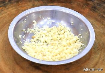 油麦菜不要直接下锅炒，用厨师长的小技巧，青翠不变色，鲜嫩入味  -图4