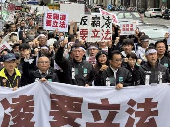 反霸凌游行3000人上街，民众党民代张启楷：下周提案立“专法”  